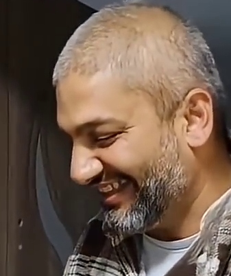 Ekose gömlekli adam