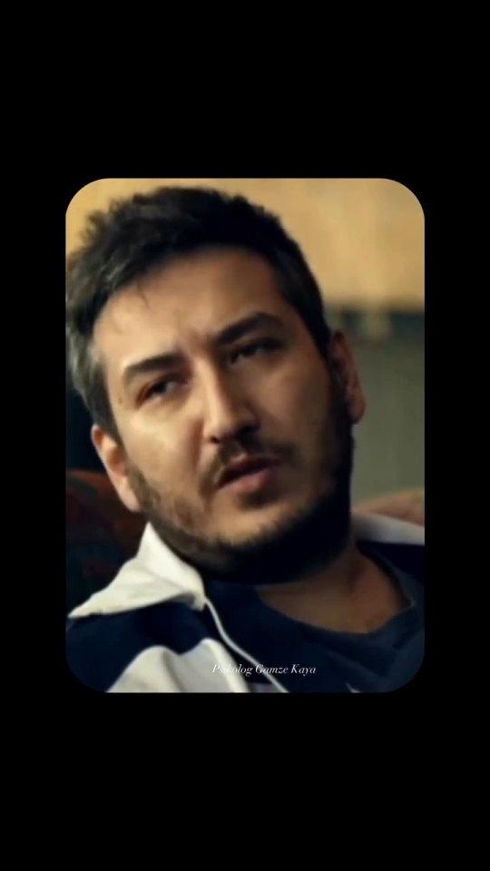 Çizgili pololu adam