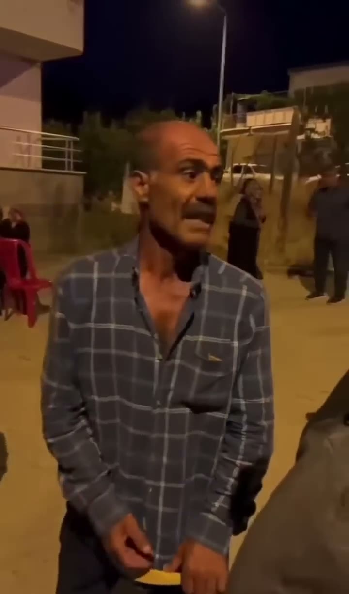 Ekose gömlekli dansçı