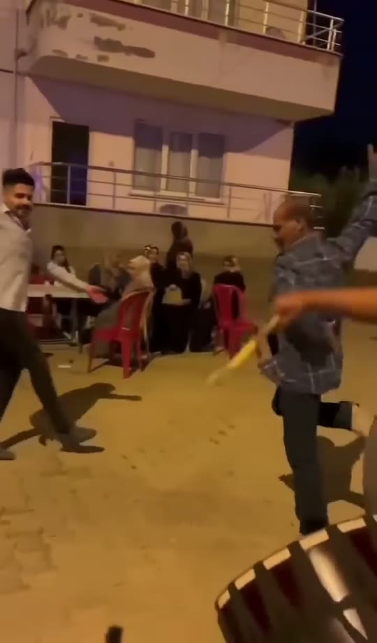 Karşıda oynayan