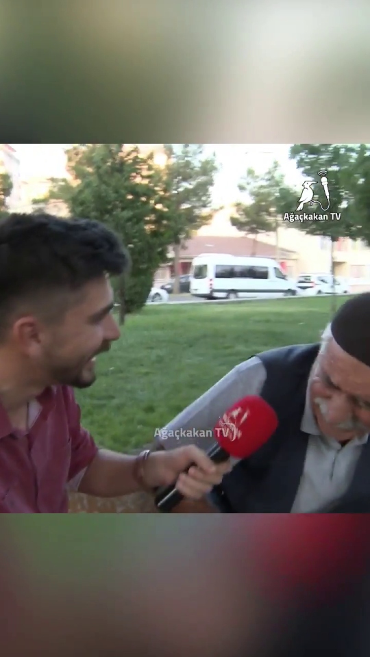 Bordo gömlekli muhabir